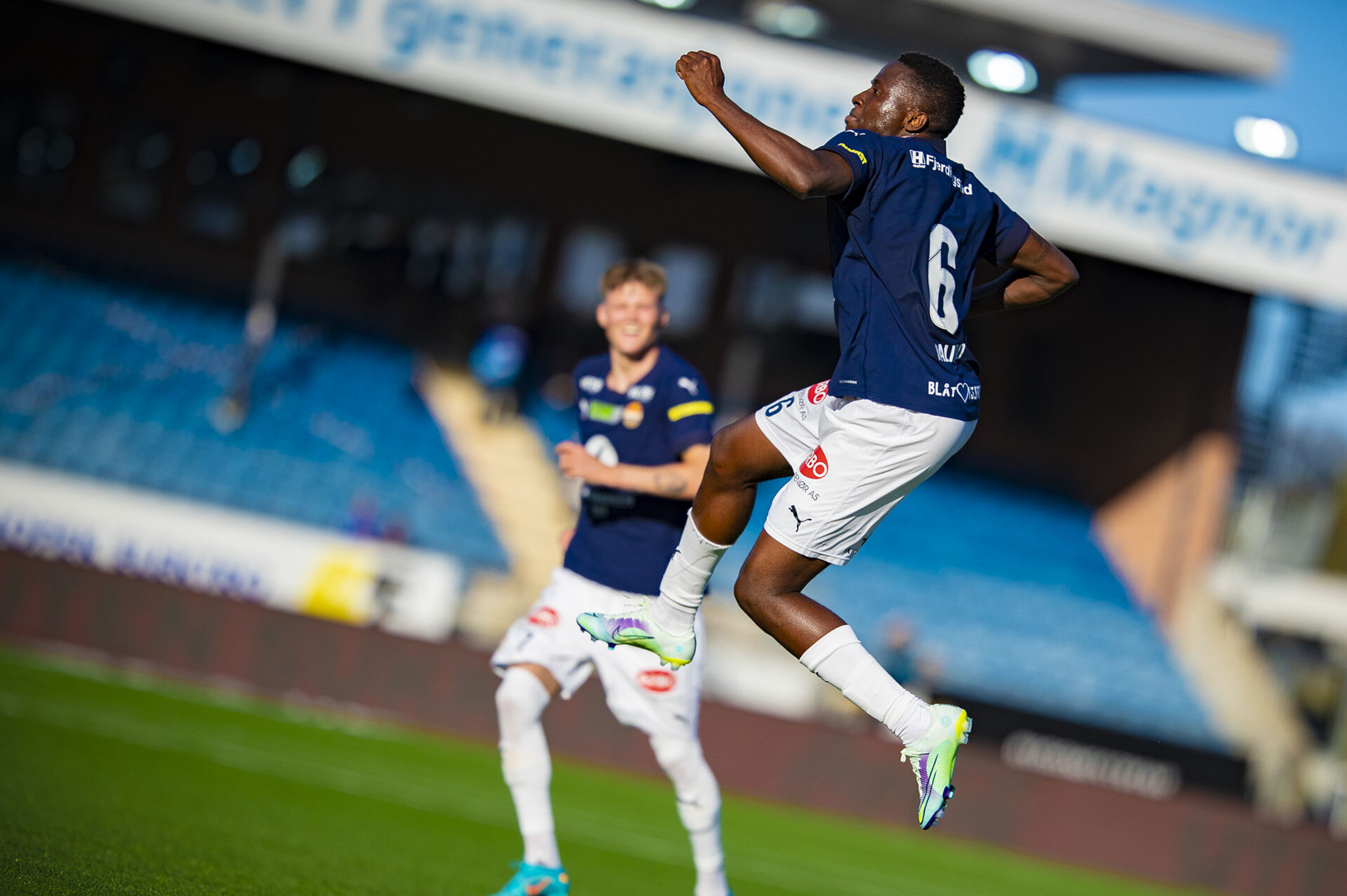 MÅLSCORER: Ipalibo Jack feiret på denne måten etter 3-0.