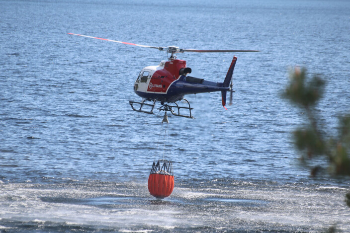 <span class=" italic" data-lab-italic_desktop="italic">Skogbrannhelikoptrene henter vann fra Eikern.</span> <span class=" italic" data-lab-italic_desktop="italic">Skogbrannhelikoptrene henter vann fra Eikern.</span>