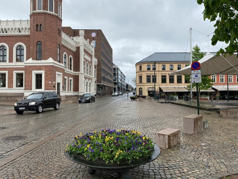 Slik ser taxiholdeplassen ut. Det er satt opp granittblokker og blomsterurner for å ivareta sikkerheten til myke trafikanter på torget.