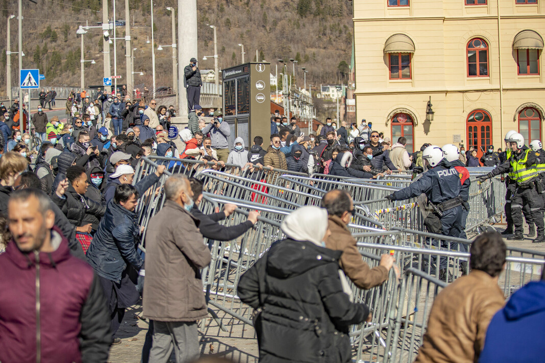 I FJOR: Voldelige opptøyer med motdemonstranter som forsøkte å storme barrikadene på Strømsø Torg.