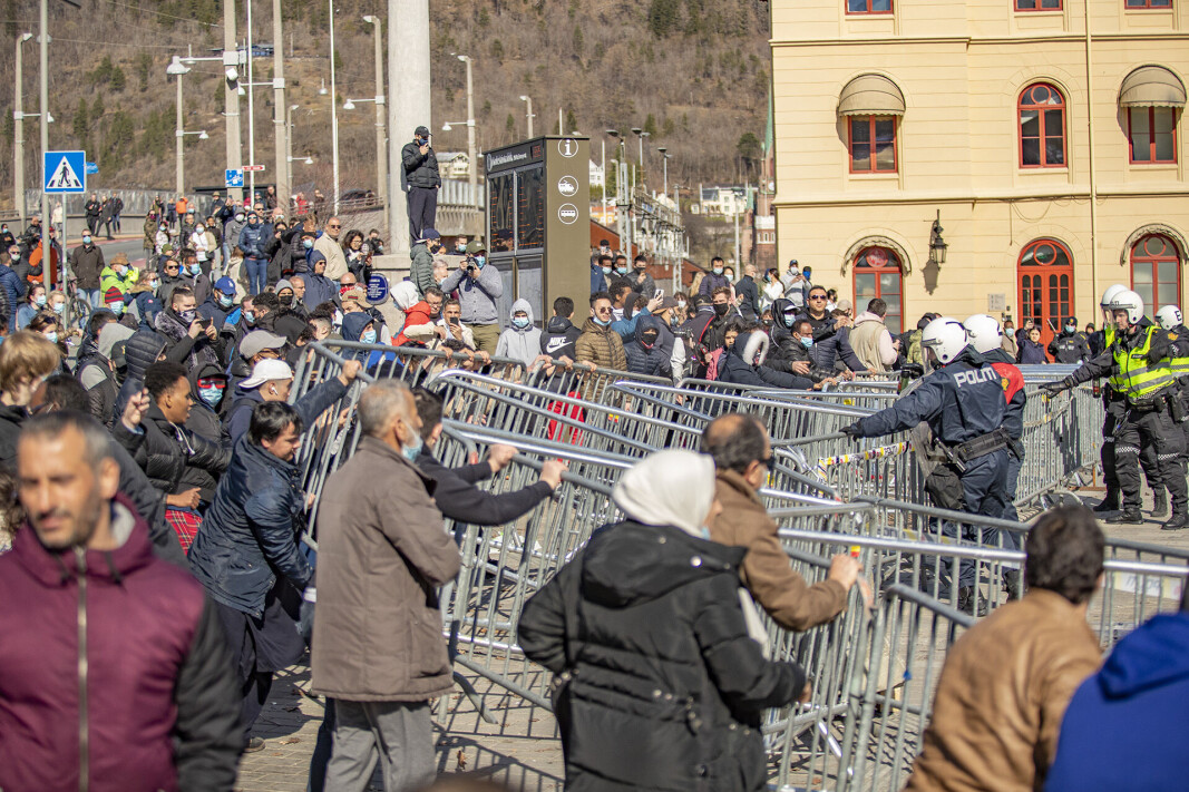 I FJOR: Voldelige opptøyer med motdemonstranter som forsøkte å storme barrikadene på Strømsø Torg. I FJOR: Voldelige opptøyer med motdemonstranter som forsøkte å storme barrikadene på Strømsø Torg.