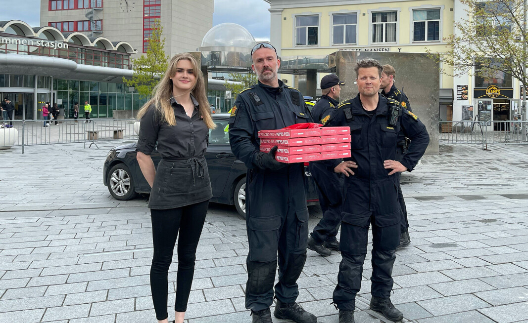 Avdelingsleder Ida Marie L. Persson fra Peppes sørget for å gi innsatsleder Kjetil Solheim og resten av politifolkene en fin avslutning på kvelden. Avdelingsleder Ida Marie L. Persson fra Peppes sørget for å gi innsatsleder Kjetil Solheim og resten av politifolkene en fin avslutning på kvelden.