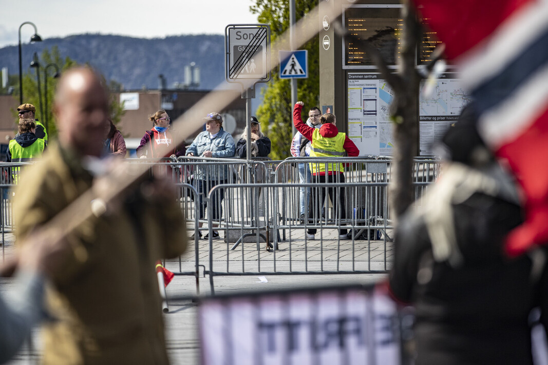VISTE MOTSTAND: En gruppering voksne fra ulike trosamfunn i regi av DOTL iført gule vester med påskriften «Sammen i fred, forståelse og respekt.» Få møtte opp. VISTE MOTSTAND: En gruppering voksne fra ulike trosamfunn i regi av DOTL iført gule vester med påskriften «Sammen i fred, forståelse og respekt.» Få møtte opp.