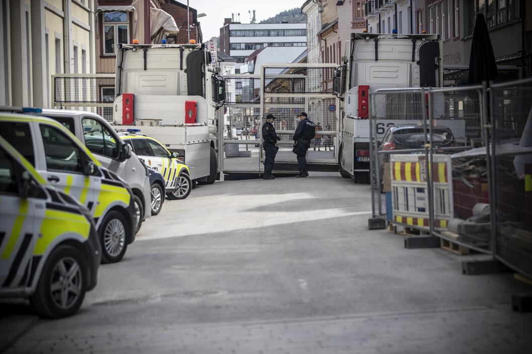 <span class=" italic" data-lab-italic_desktop="italic"><span class=" font-weight-bold" data-lab-font_weight_desktop="font-weight-bold">TOK INGEN SJANSER:</span> Politiet hadde voldsomme ressurser på bakken, på hustakene og i lufta. Denne gangen ble ingen ting overlatt til tilfeldighetene, og kvartalet rundt Strømsø Torg fremstod som hermetisk lukket.</span> <span class=" italic" data-lab-italic_desktop="italic"><span class=" font-weight-bold" data-lab-font_weight_desktop="font-weight-bold">TOK INGEN SJANSER:</span> Politiet hadde voldsomme ressurser på bakken, på hustakene og i lufta. Denne gangen ble ingen ting overlatt til tilfeldighetene, og kvartalet rundt Strømsø Torg fremstod som hermetisk lukket.</span>