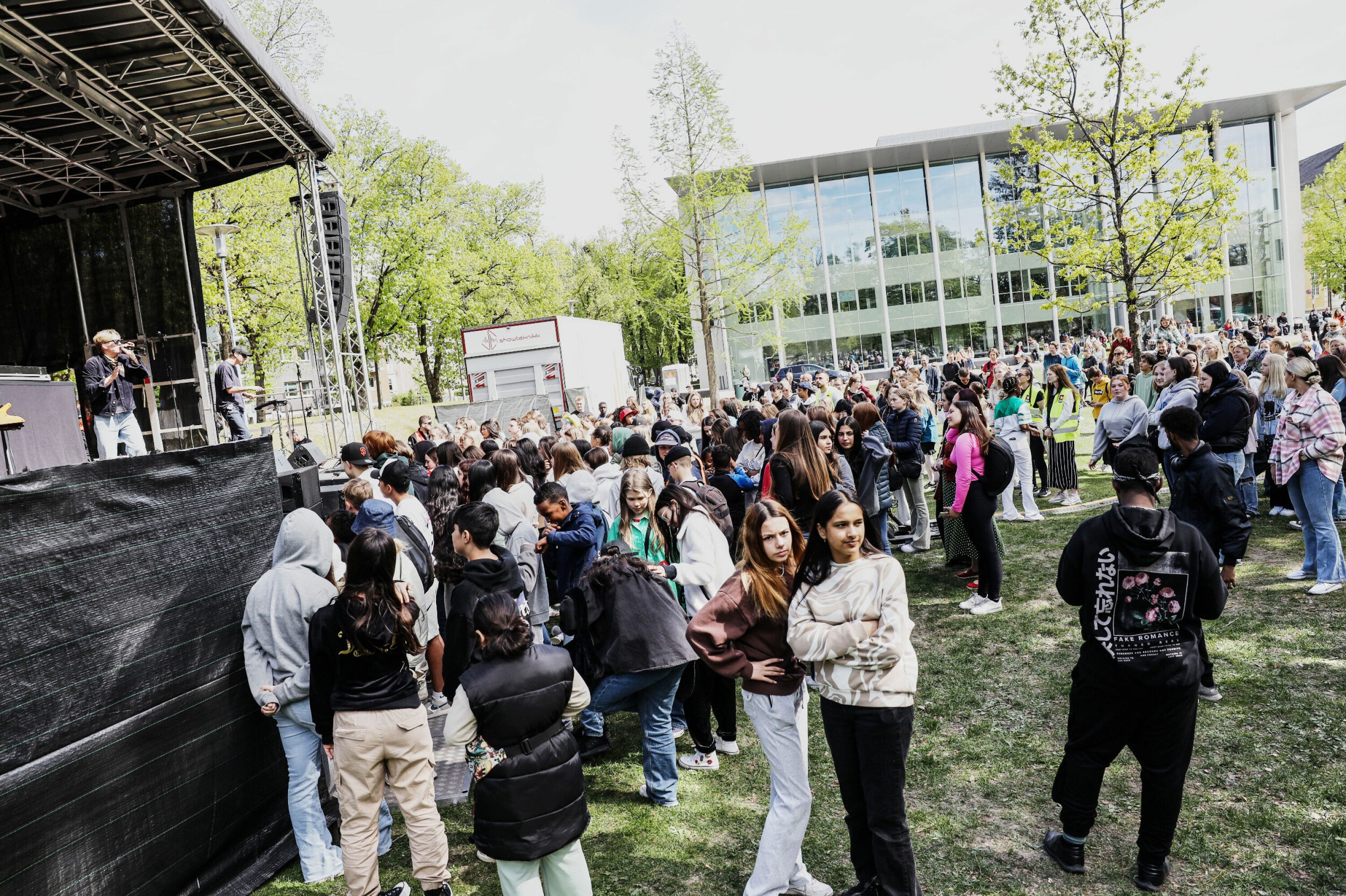 VELLYKKET: Flere hundre tenåringer var samlet til konsert i byparken mens SIAN talte for et vesentlig mindre publikum på Strømsø Torg.