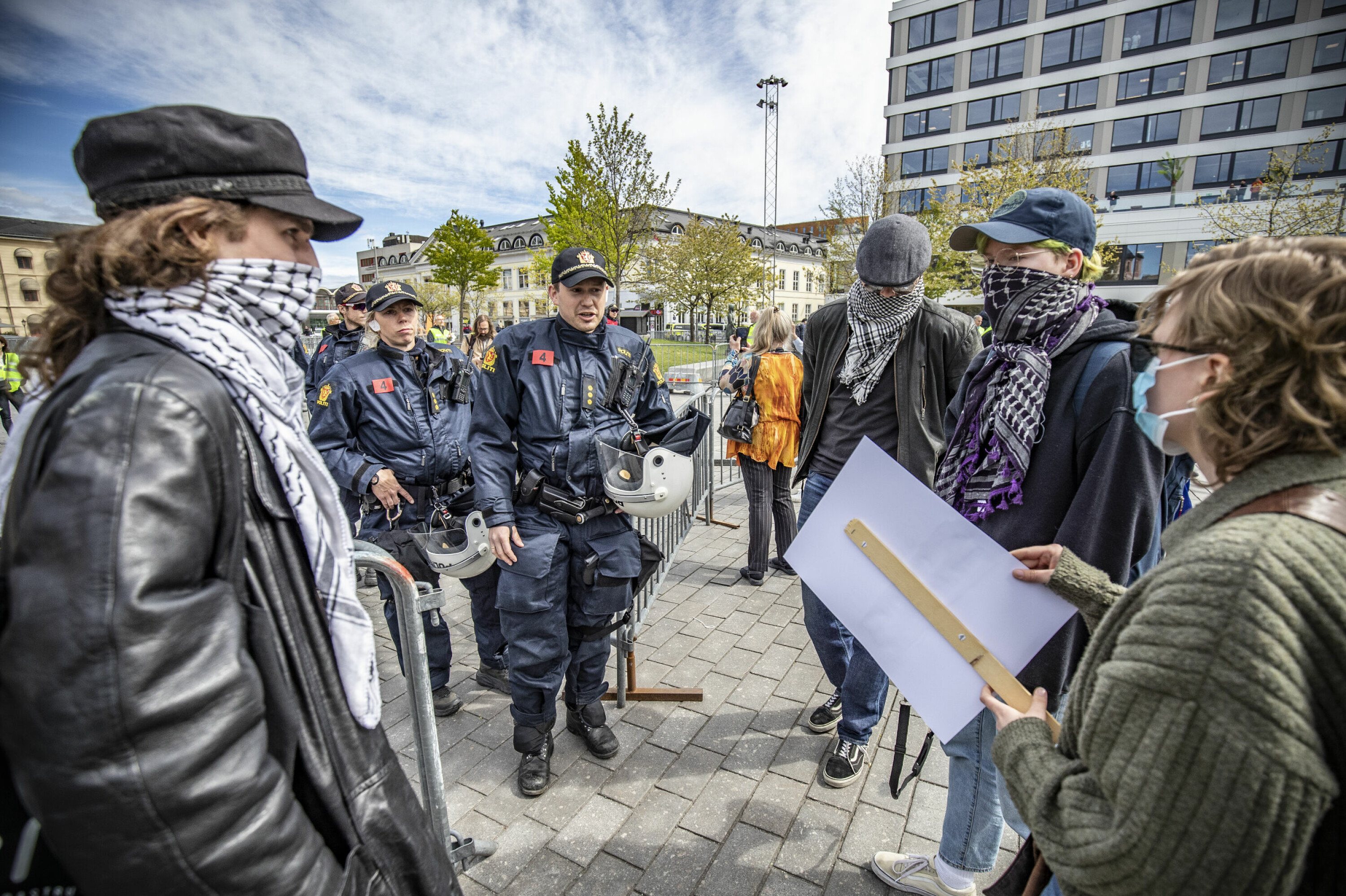 FIKK NEI: Opprørske tilreisende elementer fra Antifa i Oslo nektet å vise ansiktene sine og hadde dessuten med seg gjenstander politiet ikke ville slippe gjennom sperringene.
