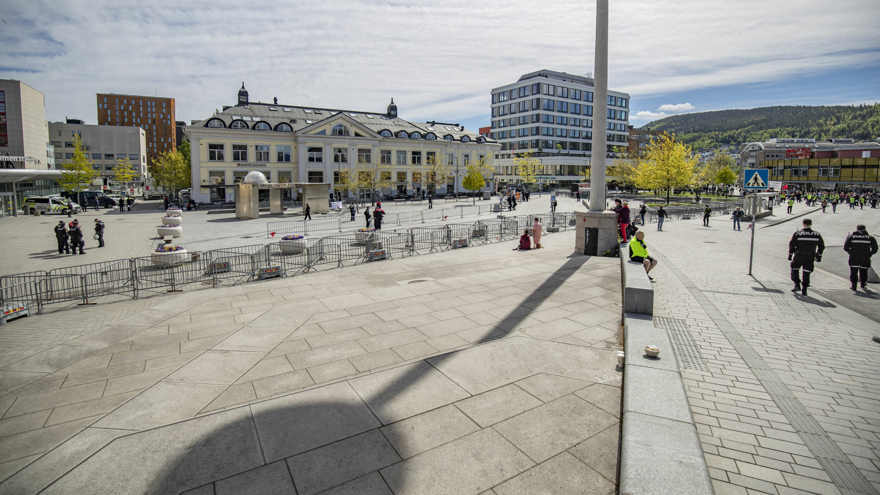 LABERT OPPMØTE: Helt ytterst til høyre i bildet ved Globusgården ble motdemonstrantene stående under SIAN-markeringen.