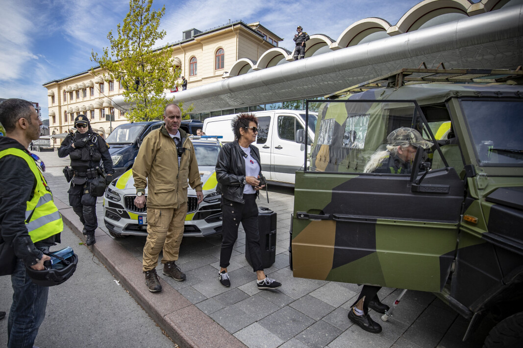 <span class=" italic" data-lab-italic_desktop="italic">SIAN på vei vekk fra Drammen med beredskapstroppen hakk i hæl etter demonstrasjonen lørdag.</span> <span class=" italic" data-lab-italic_desktop="italic">SIAN på vei vekk fra Drammen med beredskapstroppen hakk i hæl etter demonstrasjonen lørdag.</span>