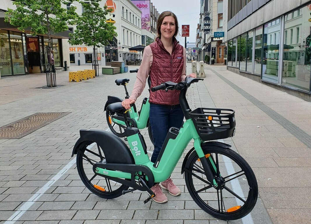 OPPMERKET PARKERING I GÅGATA: Sykkelsjef i kommunen, Elisabeth Bjørnstad von Enzberg-Viker, med en av de elektriske bysyklene. Kommunen har åpnet for at private aktører kan tilby elektriske bysykler. OPPMERKET PARKERING I GÅGATA: Sykkelsjef i kommunen, Elisabeth Bjørnstad von Enzberg-Viker, med en av de elektriske bysyklene. Kommunen har åpnet for at private aktører kan tilby elektriske bysykler.