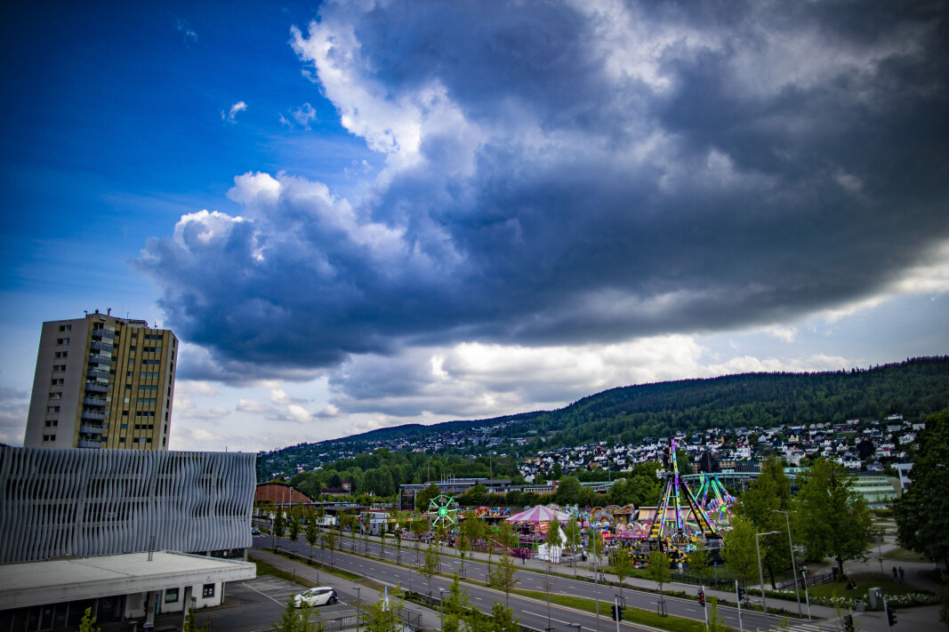 MØRKE SKYER I HORISONTEN: Uværrskyer gjorde sitt inntog over Drammen sent fredag ettermiddag. MØRKE SKYER I HORISONTEN: Uværrskyer gjorde sitt inntog over Drammen sent fredag ettermiddag.
