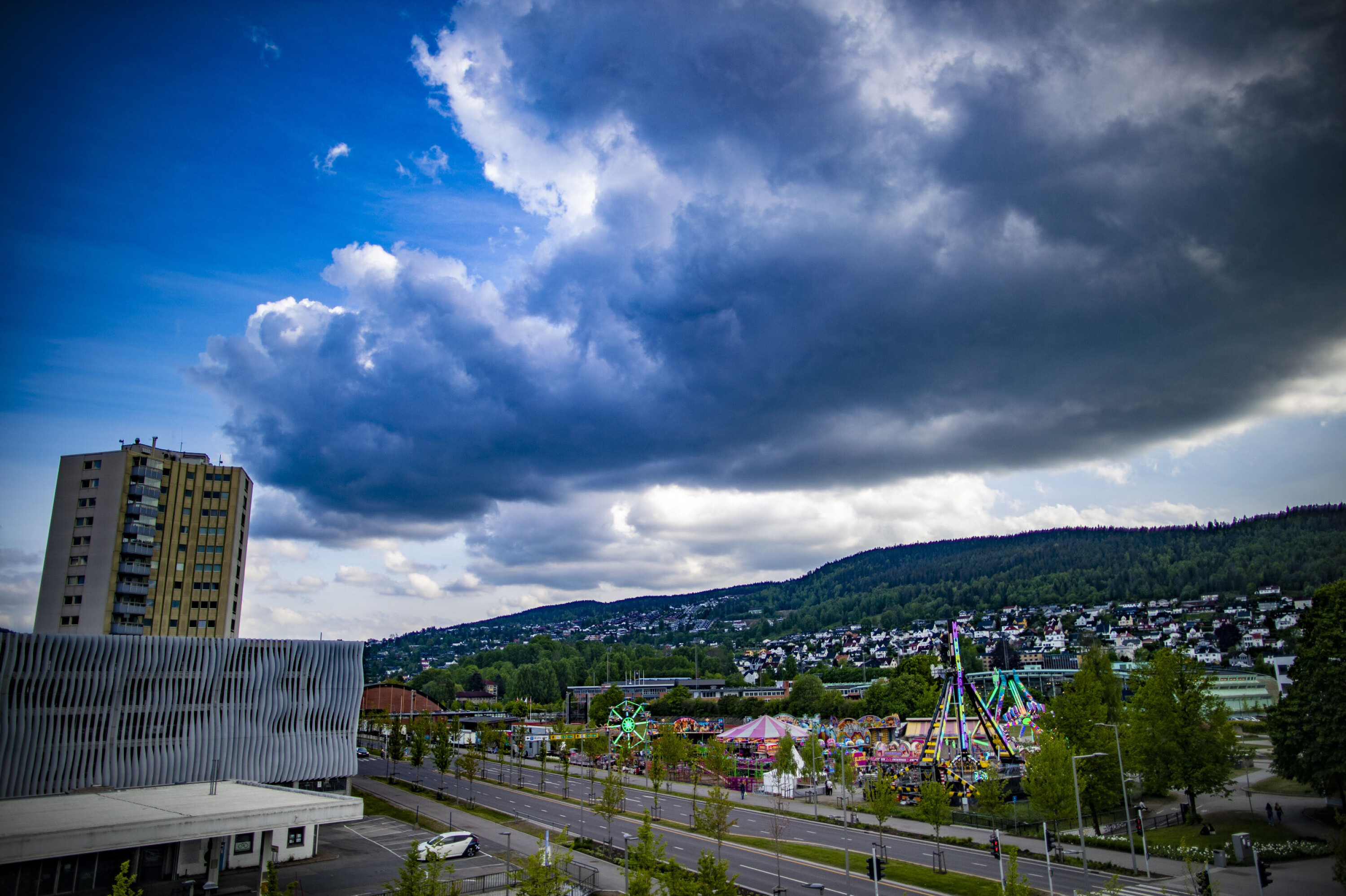 MØRKE SKYER I HORISONTEN: Uværrskyer gjorde sitt inntog over Drammen sent fredag ettermiddag.