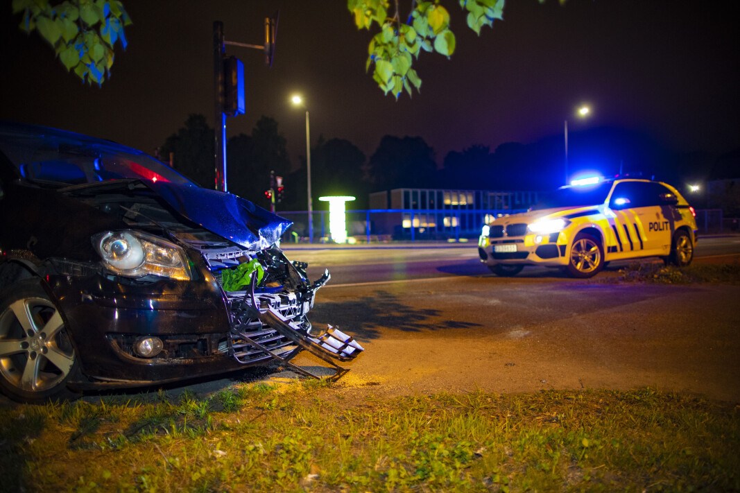 VRAK: Begge bilene fikk store materielle skader og måtte hentes av bergingsbil. VRAK: Begge bilene fikk store materielle skader og måtte hentes av bergingsbil.