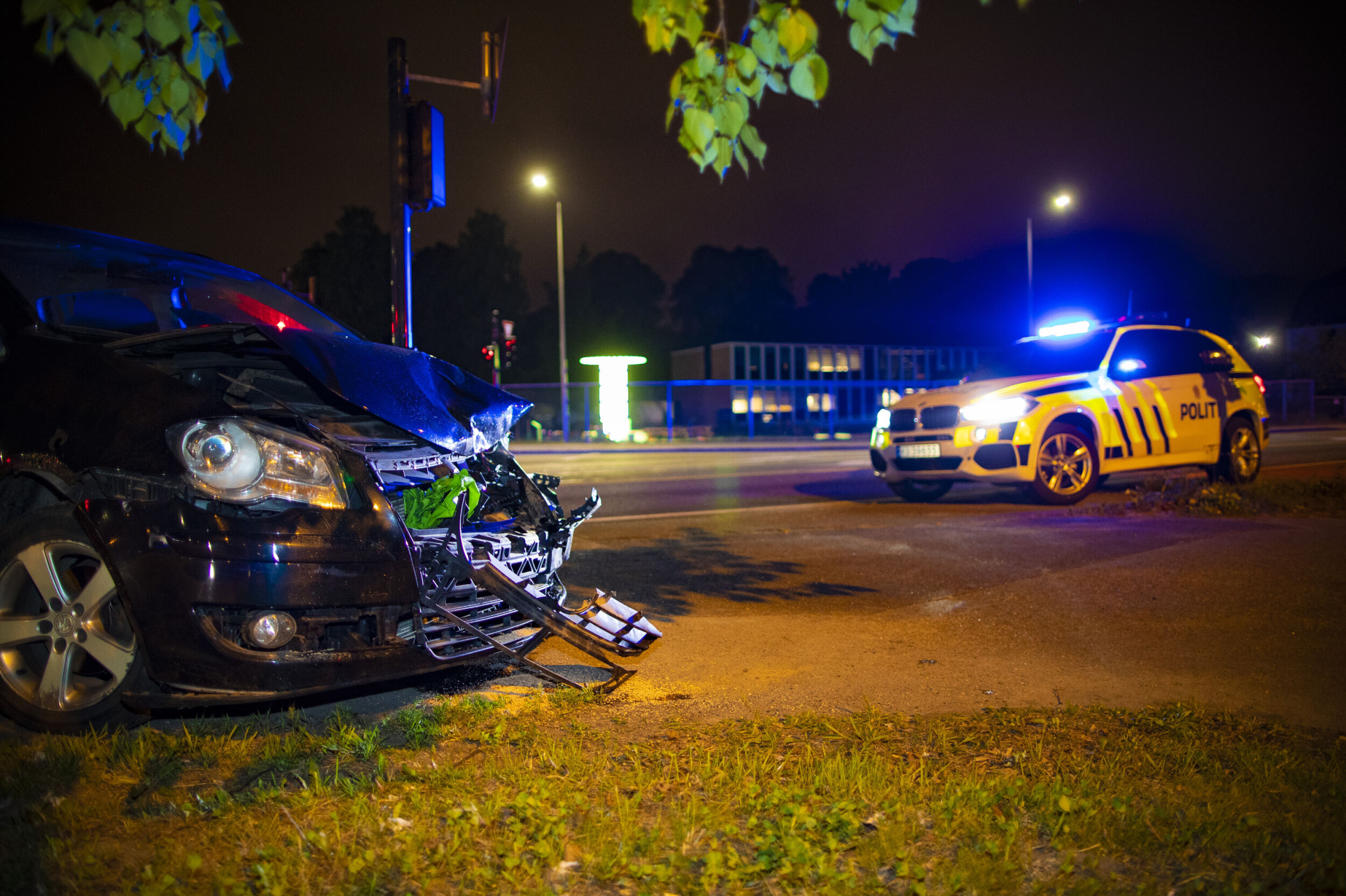 VRAK: Begge bilene fikk store materielle skader og måtte hentes av bergingsbil.
