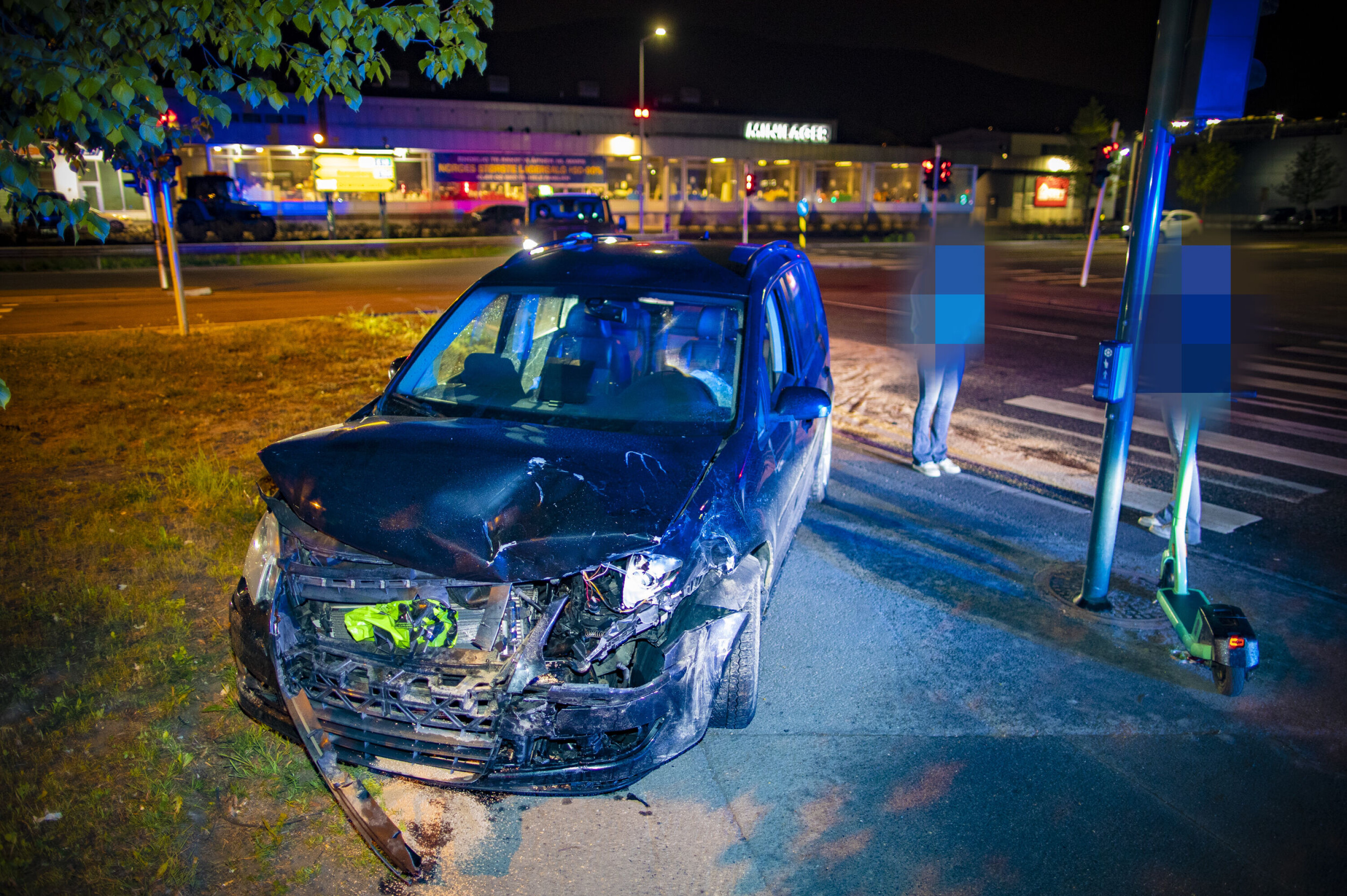 Her er bilen som ble truffet av taxien flyttet ut av veien. Som følge av olje eller kjølevæske som lakk fra bilen måtte brannvesenet sanere veibanen på stedet.