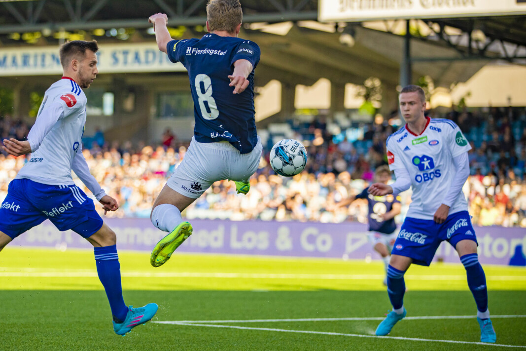 FLØY HØYT: Johan Hove åpnet scoringballet foran forfjamsede Vålerenga-forsvarere.