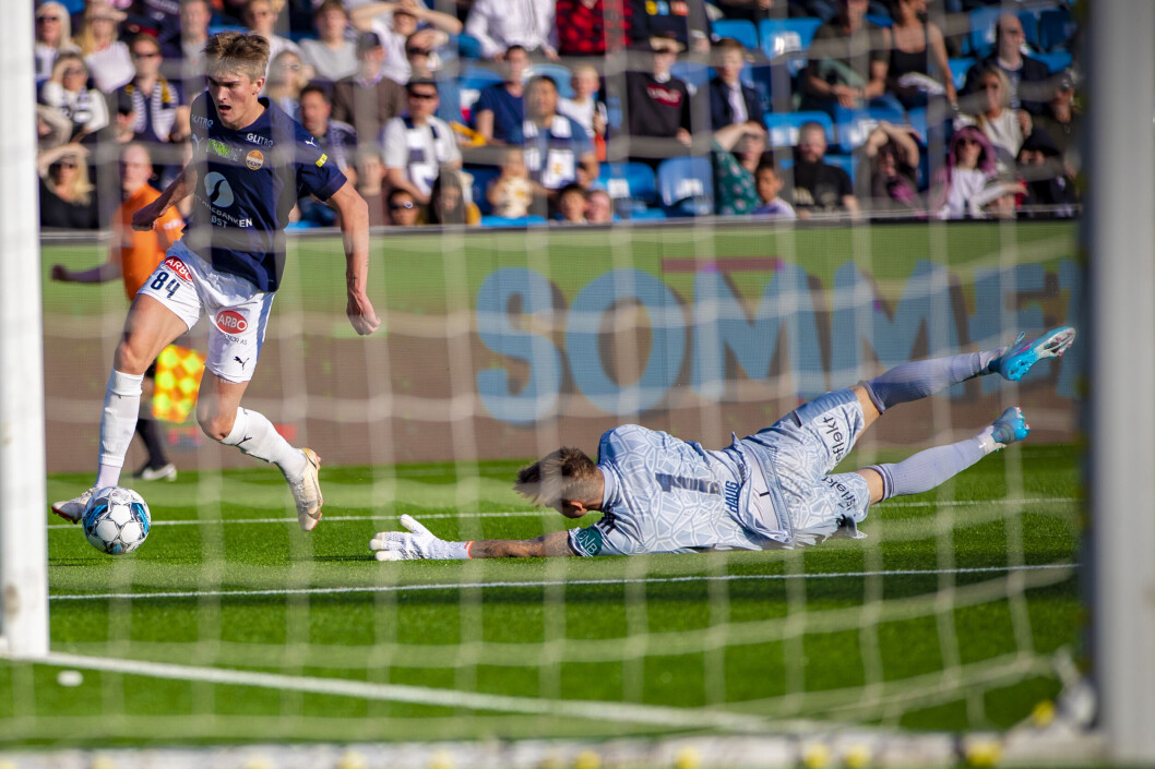 <span class=" italic" data-lab-italic_desktop="italic"><span class=" font-weight-bold" data-lab-font_weight_desktop="font-weight-bold">KJEMPESJANSE: </span>Ole Kristian Enersen rundet Vålerengas sisteskanse, men valgte å slå inn ballen i boksen istedenfor å avslutte - og i prosessen nådde ballen dødlinja.</span> <span class=" italic" data-lab-italic_desktop="italic"><span class=" font-weight-bold" data-lab-font_weight_desktop="font-weight-bold">KJEMPESJANSE: </span>Ole Kristian Enersen rundet Vålerengas sisteskanse, men valgte å slå inn ballen i boksen istedenfor å avslutte - og i prosessen nådde ballen dødlinja.</span>