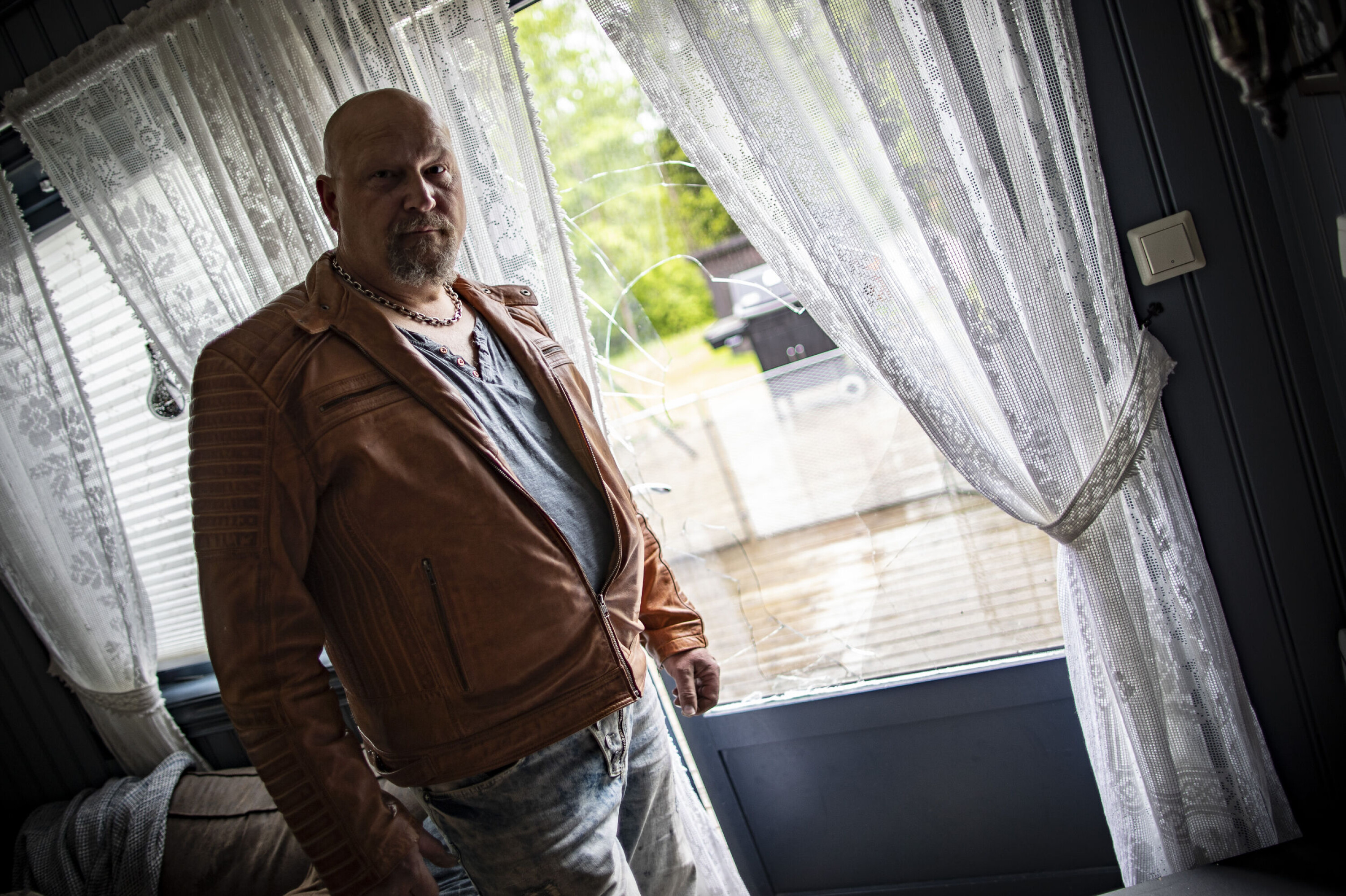 FORBANNET: Huseier Atle Eriksen forteller at det ikke er godt å si hva som hadde skjedd om han selv hadde møtt på tyvene som herjet rundt i huset hans like før han kom hjem.