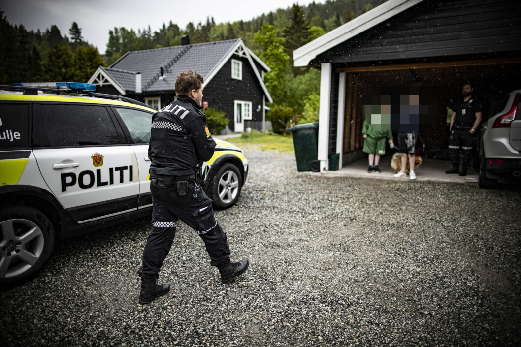 <span class=" italic" data-lab-italic_desktop="italic"><span class=" font-weight-bold" data-lab-font_weight_desktop="font-weight-bold">POLITIET PÅ PLASS: </span>Politiet har gjort avhør og undersøkt åstedet, her i samtale med sønnen og en kamerat som hadde kommet til.</span> <span class=" italic" data-lab-italic_desktop="italic"><span class=" font-weight-bold" data-lab-font_weight_desktop="font-weight-bold">POLITIET PÅ PLASS: </span>Politiet har gjort avhør og undersøkt åstedet, her i samtale med sønnen og en kamerat som hadde kommet til.</span>