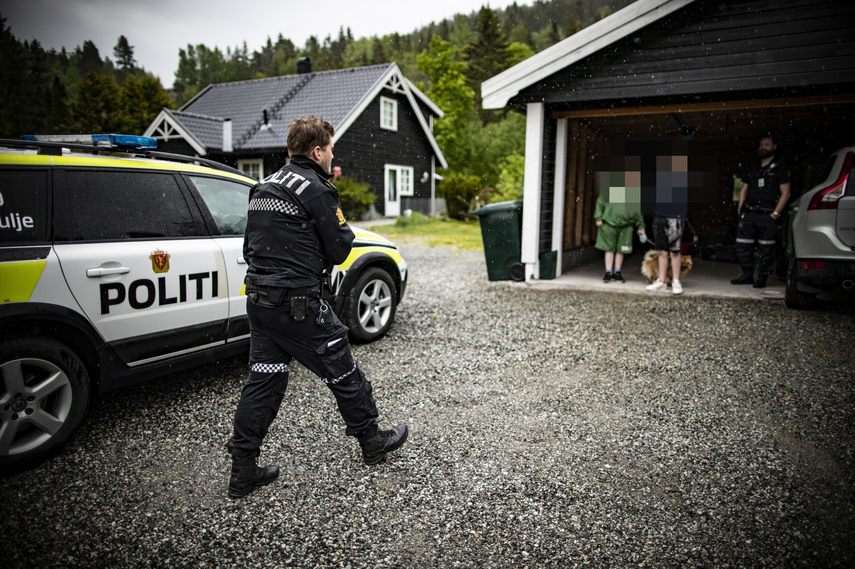 POLITIET PÅ PLASS: Politiet har gjort avhør og undersøkt åstedet, her i samtale med sønnen og en kamerat som hadde kommet til.