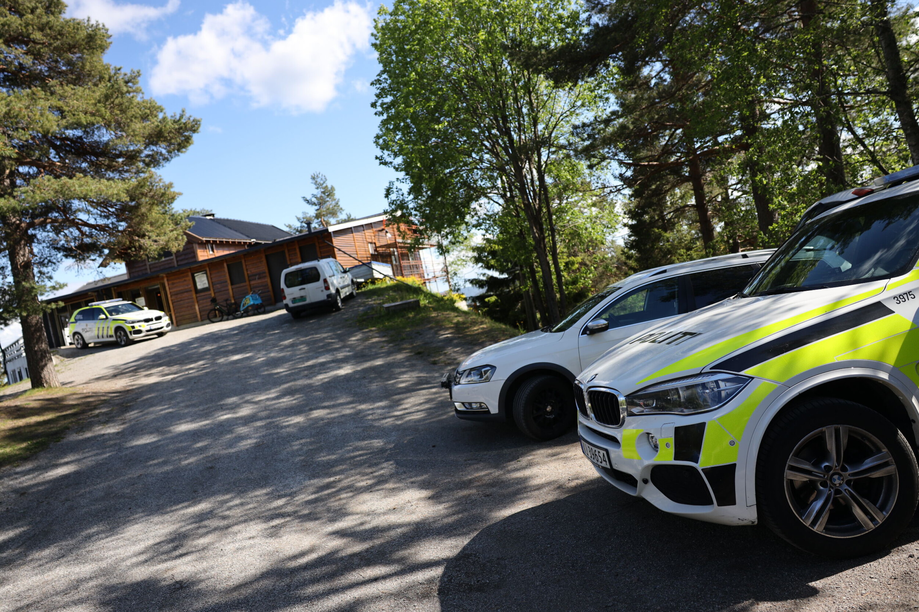HOVEDKVARTER: Politiet har opprettet base for søket på Landfallhytta.
