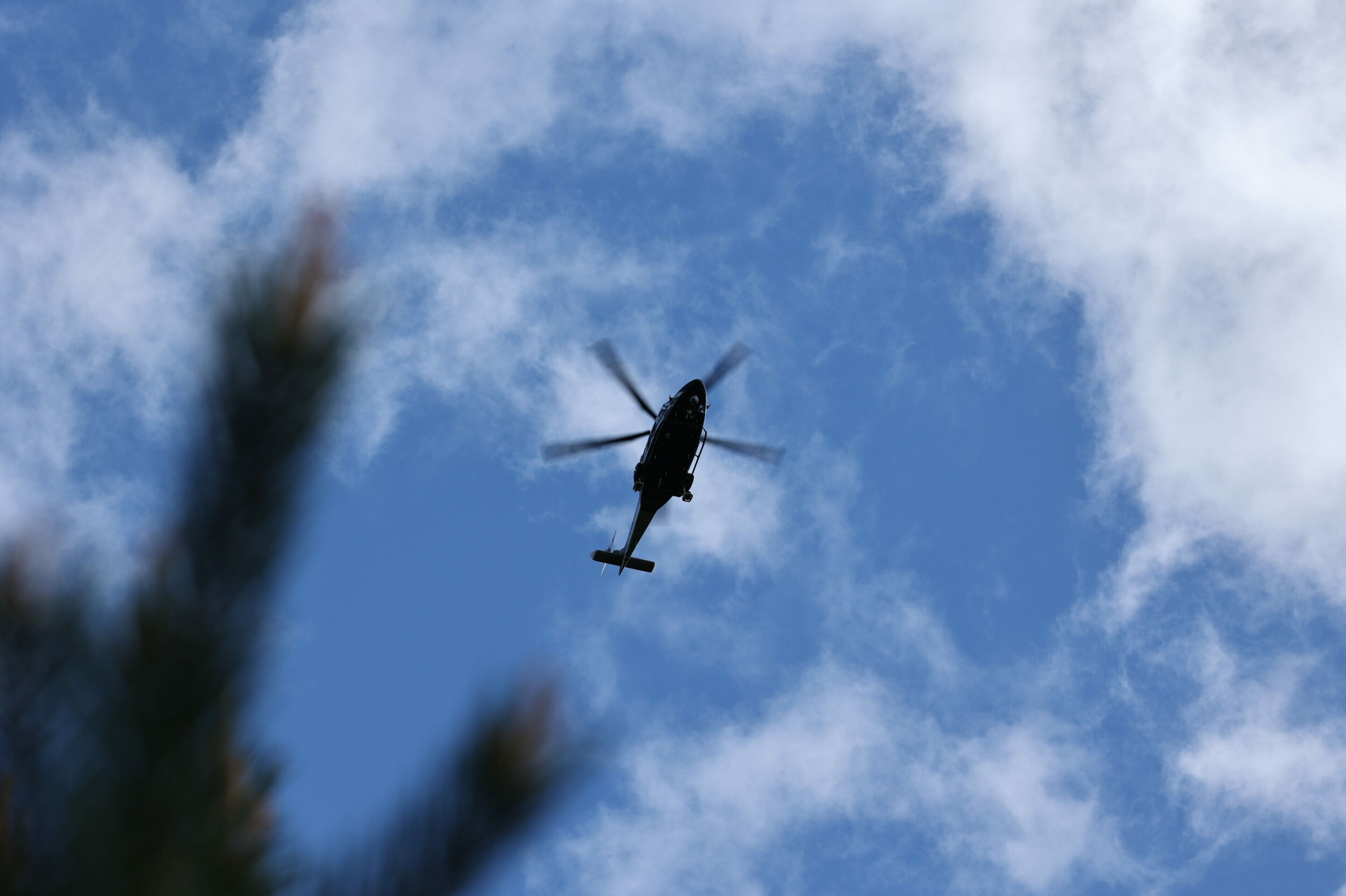 Politihelikopteret søker i området.