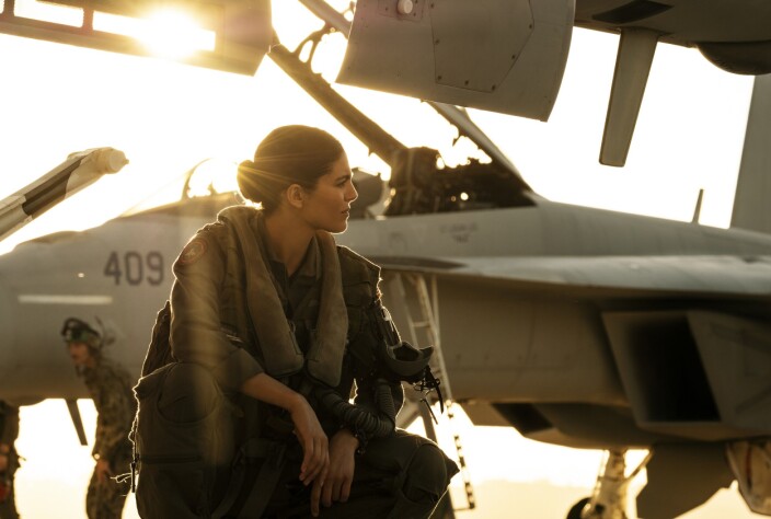 <span class=" italic" data-lab-italic_desktop="italic">Monica Barbaro er jagerpilot Phoenix, i et ellers ganske så mannsdominert jagerpilotmiljø</span> <span class=" italic" data-lab-italic_desktop="italic">Monica Barbaro er jagerpilot Phoenix, i et ellers ganske så mannsdominert jagerpilotmiljø</span>