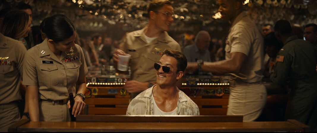 <span class=" italic" data-lab-italic_desktop="italic">Som faren «Goose», innehar sønnen Rooster (Miles Teller) også en bart, og ingen «Top Gun»-film uten en allsang</span> <span class=" italic" data-lab-italic_desktop="italic">Som faren «Goose», innehar sønnen Rooster (Miles Teller) også en bart, og ingen «Top Gun»-film uten en allsang</span>