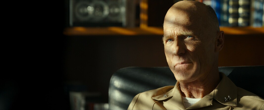 <span class=" italic" data-lab-italic_desktop="italic">Ed Harris spiller den gretne admiralen som har fått nok av «Mavericks» hasardiøse oppførsel</span> <span class=" italic" data-lab-italic_desktop="italic">Ed Harris spiller den gretne admiralen som har fått nok av «Mavericks» hasardiøse oppførsel</span>