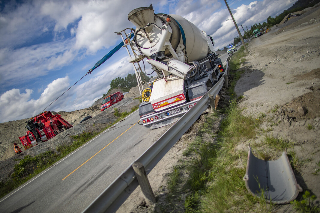 TUNG BERGINGSJOBB: To tungbergingsbiler fra Falck måtte til for å få opp betingbilen igjen, og veien måtte sperres under redningsarbeidet. TUNG BERGINGSJOBB: To tungbergingsbiler fra Falck måtte til for å få opp betingbilen igjen, og veien måtte sperres under redningsarbeidet.