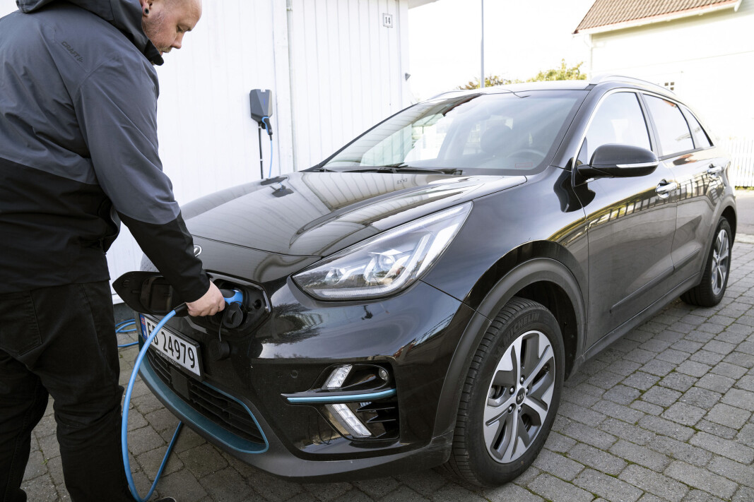 En riktig installert ladestasjon er en mye sikrere ladeløsning enn en stikkontakt. Den tåler mer strøm og ladestasjoner har mange ekstra sikkerhetsfunksjoner som gjør ladingen tryggere.) En riktig installert ladestasjon er en mye sikrere ladeløsning enn en stikkontakt. Den tåler mer strøm og ladestasjoner har mange ekstra sikkerhetsfunksjoner som gjør ladingen tryggere.)