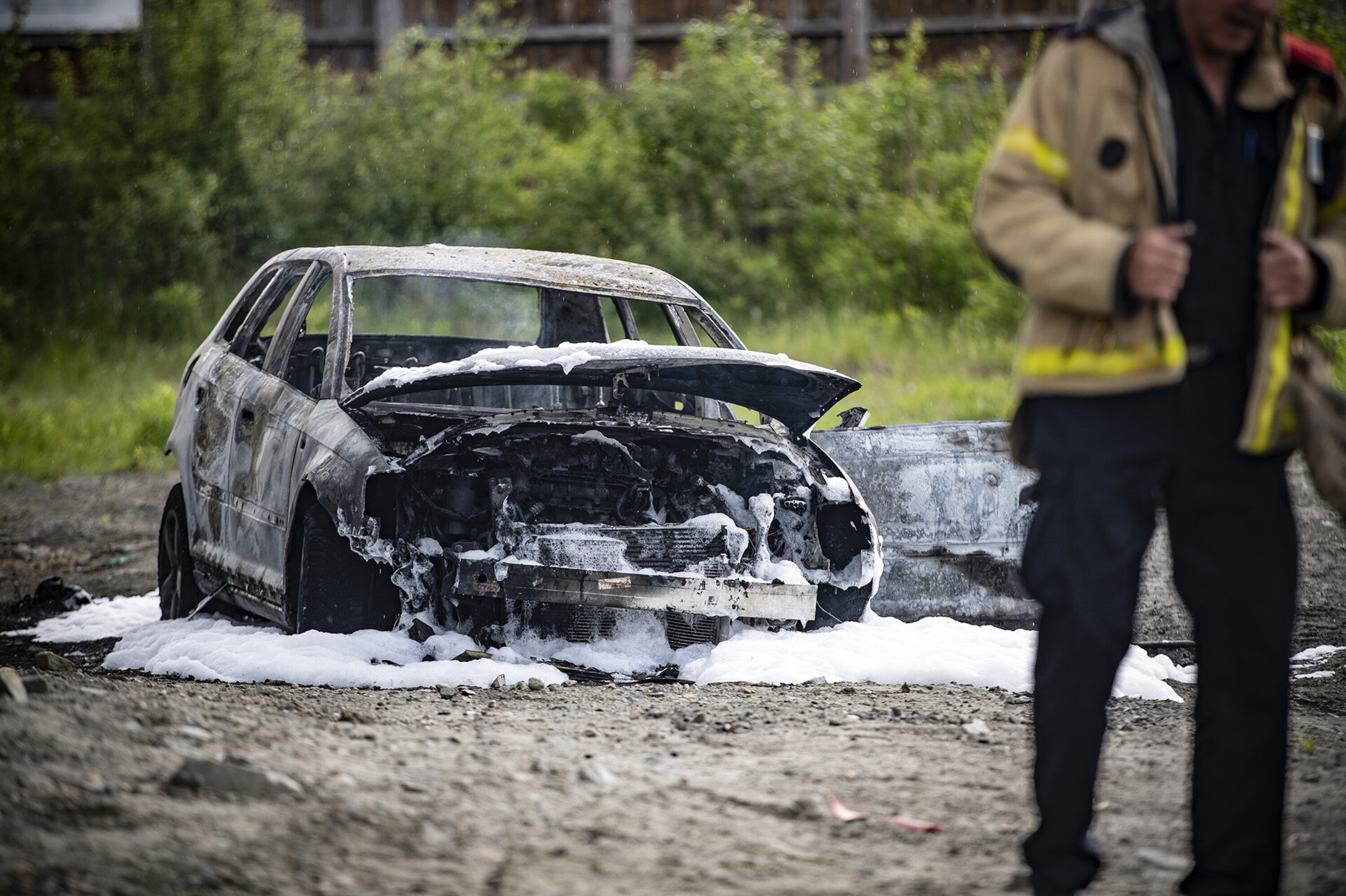 UTBRENT: Bilen, en Audi A3, ble helt utbrent før brannvesenet fikk slukket brannen.