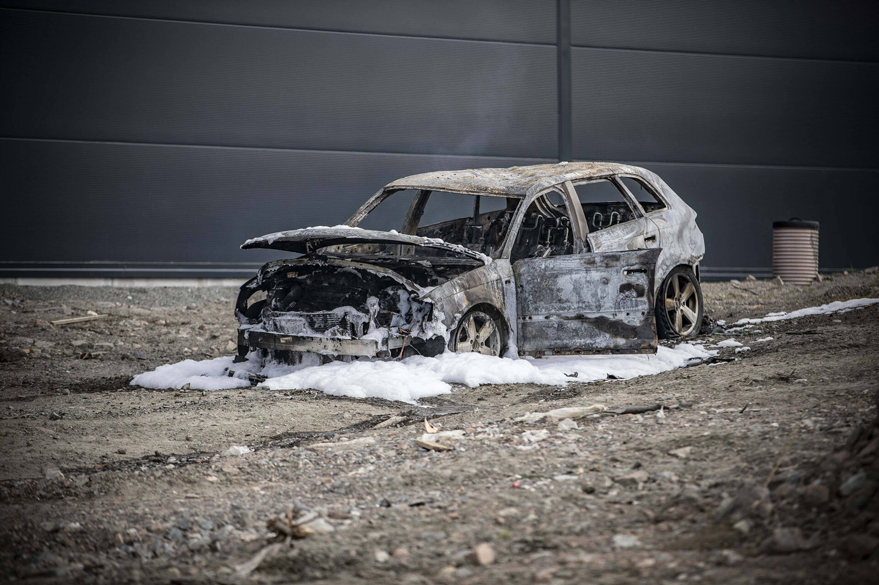 Bilen var hensatt litt utenfor veien ved et industriområde.