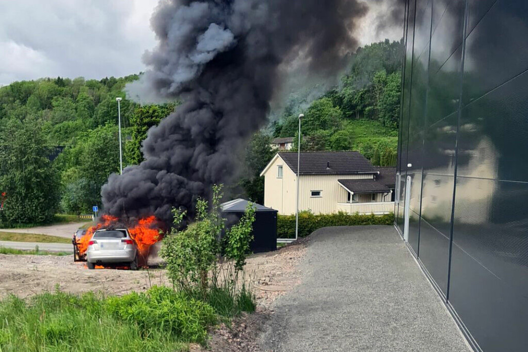 VOLDSOM BRANN: Bilen skal ha blitt hensatt før det brøt ut en voldsom brann og en mann ble sett løpende fra stedet.