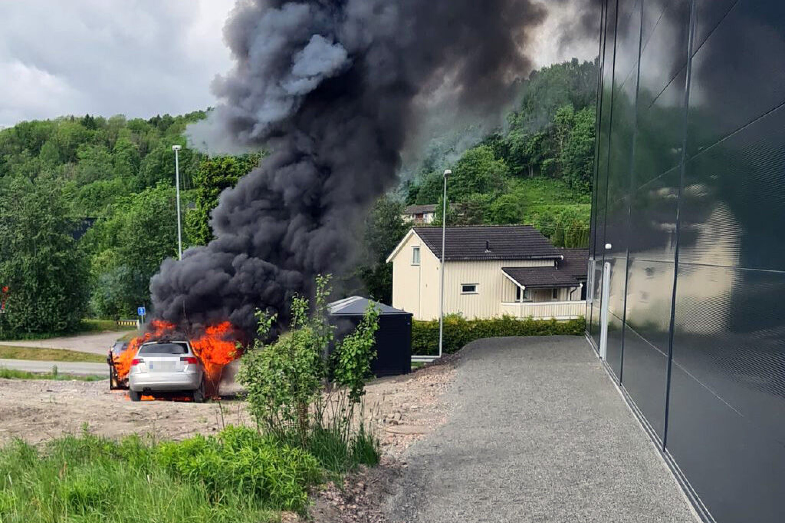 VOLDSOM BRANN: Bilen skal ha blitt hensatt før det brøt ut en voldsom brann og en mann ble sett løpende fra stedet.