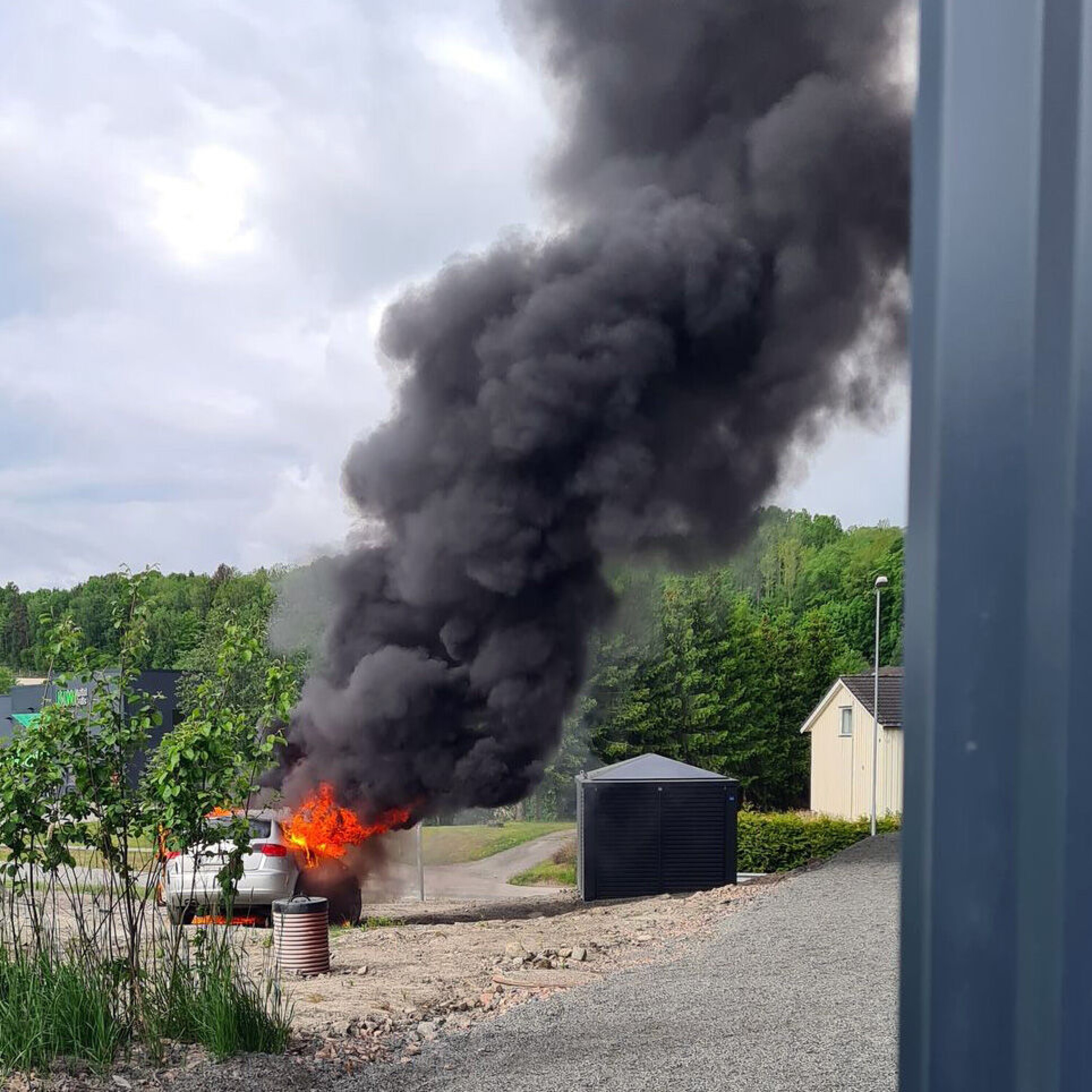 Thomas ble øyenvitne til påsatt bilbrann: - Ubehagelig og skremmende