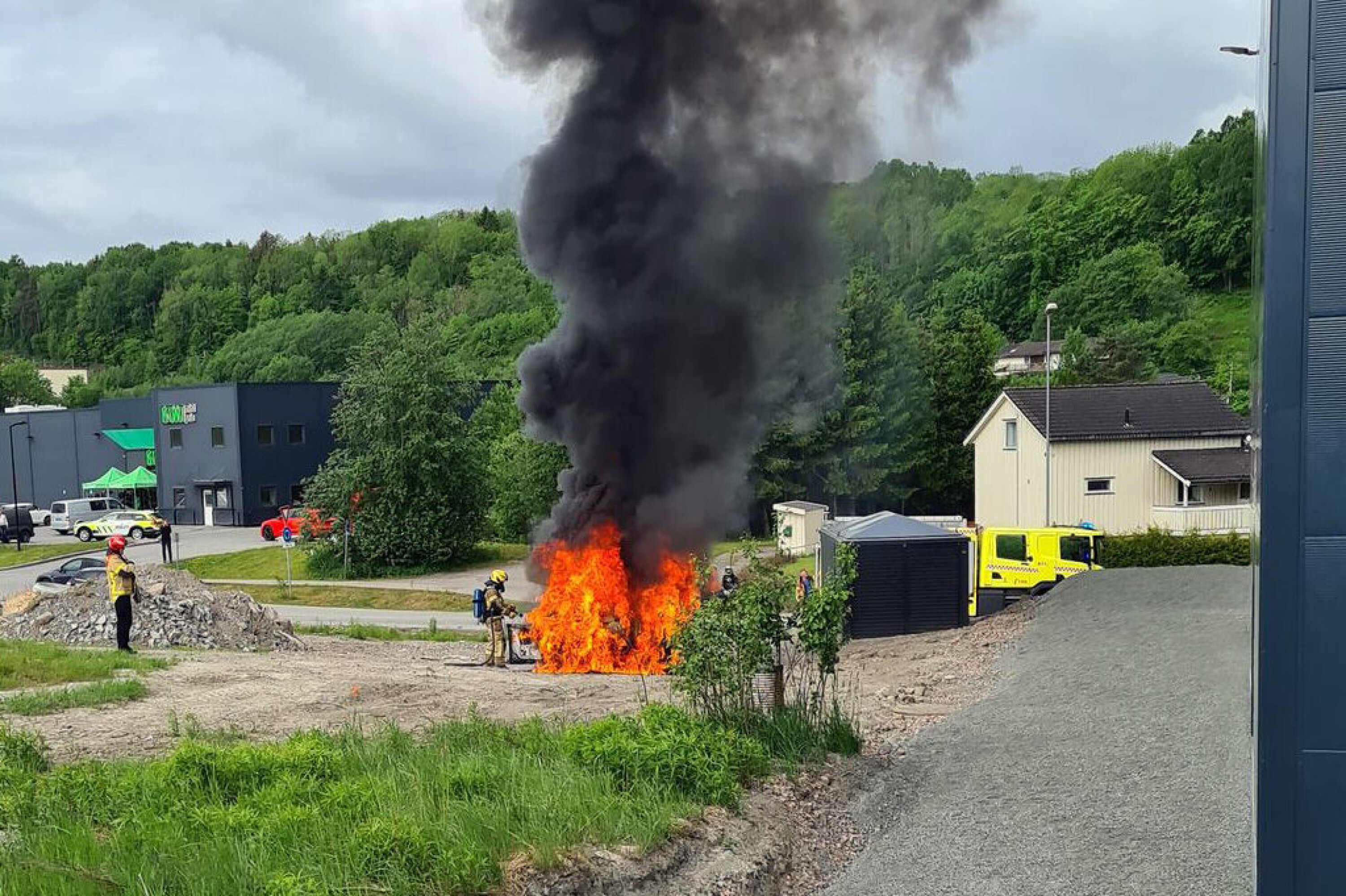 OVERTENT: Bilen var fullstendig overtent da brannvesenet ankom.