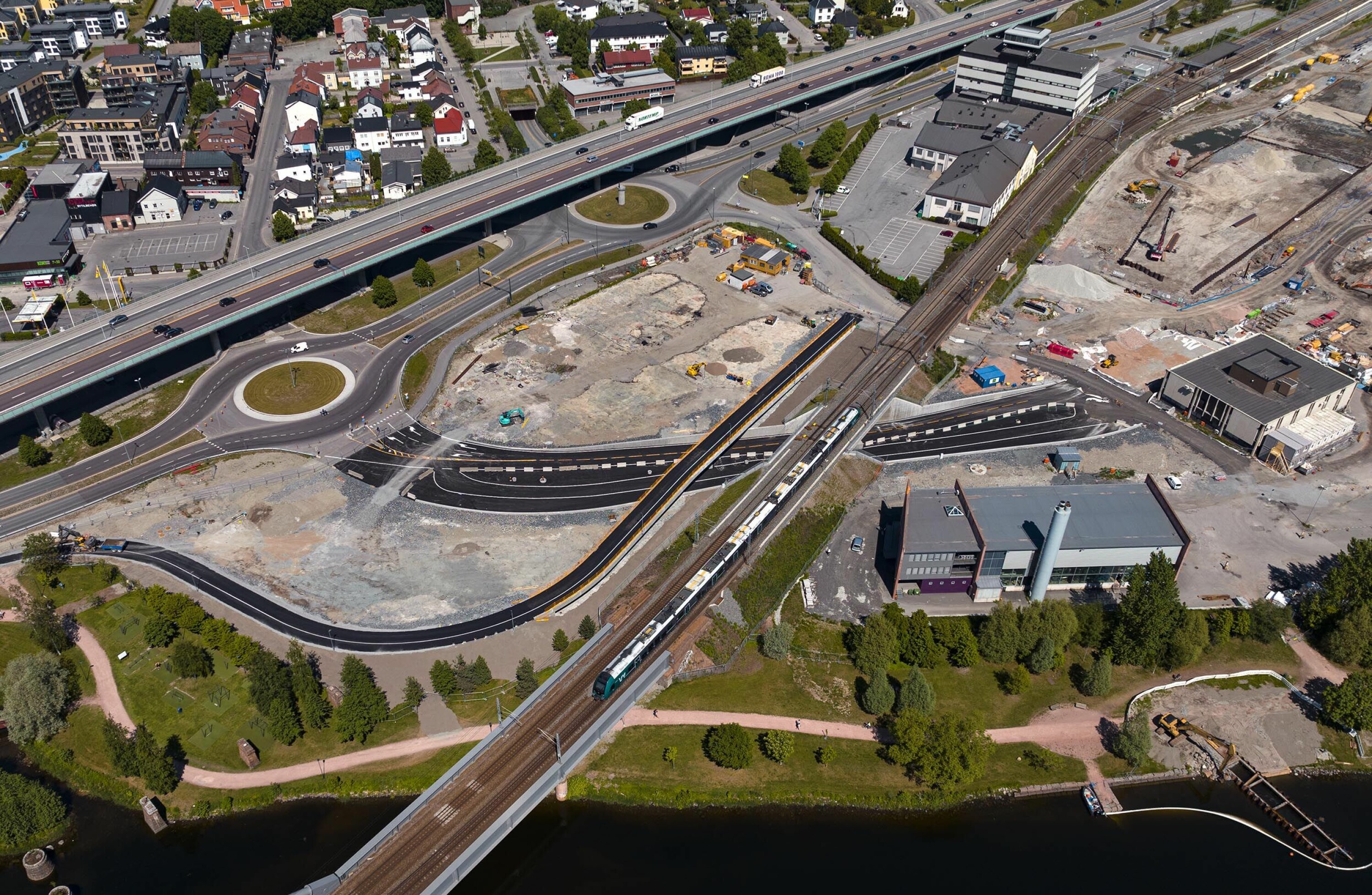 Drammens største byggeplass i juni: Til høyre graves parkeringskjeller helsepark ut, til ven stre reiser sykehusbyggene seg. I midten kommer den nye adkomsteveien.