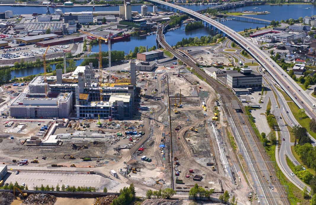 <span class=" italic" data-lab-italic_desktop="italic">En fargeløs anleggsplass med grøntlinje til Bragernesløpet i dag, en fargerik og enda litt grønnere inngangsportal til sykehus og helsepark om noen år når den gamle Montertomten er bebygget.</span> <span class=" italic" data-lab-italic_desktop="italic">En fargeløs anleggsplass med grøntlinje til Bragernesløpet i dag, en fargerik og enda litt grønnere inngangsportal til sykehus og helsepark om noen år når den gamle Montertomten er bebygget.</span>