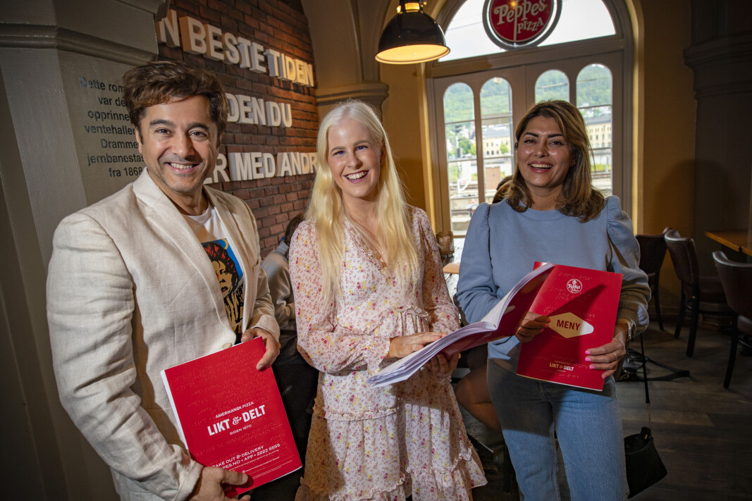 <span class=" italic" data-lab-italic_desktop="italic"><span class=" font-weight-bold" data-lab-font_weight_desktop="font-weight-bold">TRIVELIG TRIO: </span>Peppes-driver Rajesh Sharma, Silje Solvang i Blindeforbundets Ungdom og Peppes-driver Rashim Sharma er alle begeistret over å kunne vise frem de nye menyene.</span> <span class=" italic" data-lab-italic_desktop="italic"><span class=" font-weight-bold" data-lab-font_weight_desktop="font-weight-bold">TRIVELIG TRIO: </span>Peppes-driver Rajesh Sharma, Silje Solvang i Blindeforbundets Ungdom og Peppes-driver Rashim Sharma er alle begeistret over å kunne vise frem de nye menyene.</span>