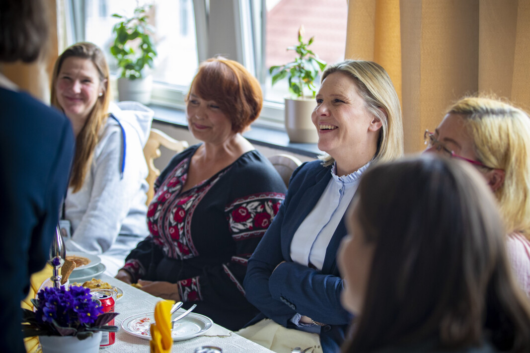 <span class=" italic" data-lab-italic_desktop="italic"><span class=" font-weight-bold" data-lab-font_weight_desktop="font-weight-bold">FELLES MÅLTID: </span>Sylvi Listhaug spiste lunch med flere av kvinnene på mottaket.</span> <span class=" italic" data-lab-italic_desktop="italic"><span class=" font-weight-bold" data-lab-font_weight_desktop="font-weight-bold">FELLES MÅLTID: </span>Sylvi Listhaug spiste lunch med flere av kvinnene på mottaket.</span>