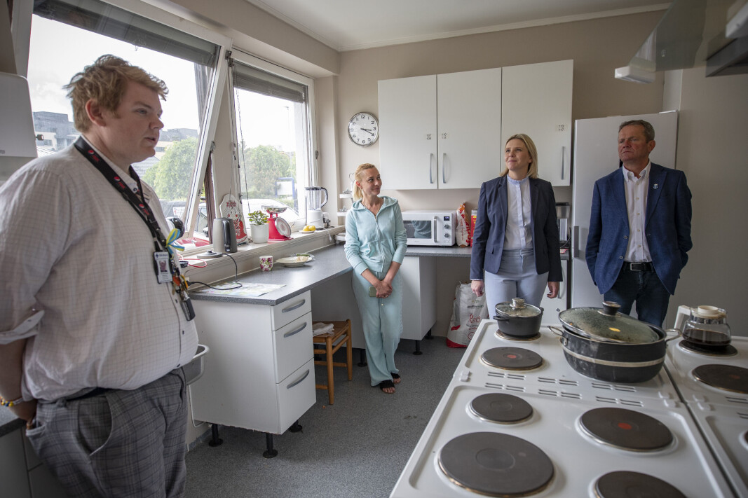 <span class=" italic" data-lab-italic_desktop="italic"><span class=" font-weight-bold" data-lab-font_weight_desktop="font-weight-bold">PÅ KJØKKENET:</span> Mottaksleder Thomas Klingen viste delegasjonen fra Fremskrittspartiet rundt på mottaket, blant annet på et av flere kjøkken hvor kvinnene på stedet er i aksjon til nesten alle døgnets tider.</span> <span class=" italic" data-lab-italic_desktop="italic"><span class=" font-weight-bold" data-lab-font_weight_desktop="font-weight-bold">PÅ KJØKKENET:</span> Mottaksleder Thomas Klingen viste delegasjonen fra Fremskrittspartiet rundt på mottaket, blant annet på et av flere kjøkken hvor kvinnene på stedet er i aksjon til nesten alle døgnets tider.</span>
