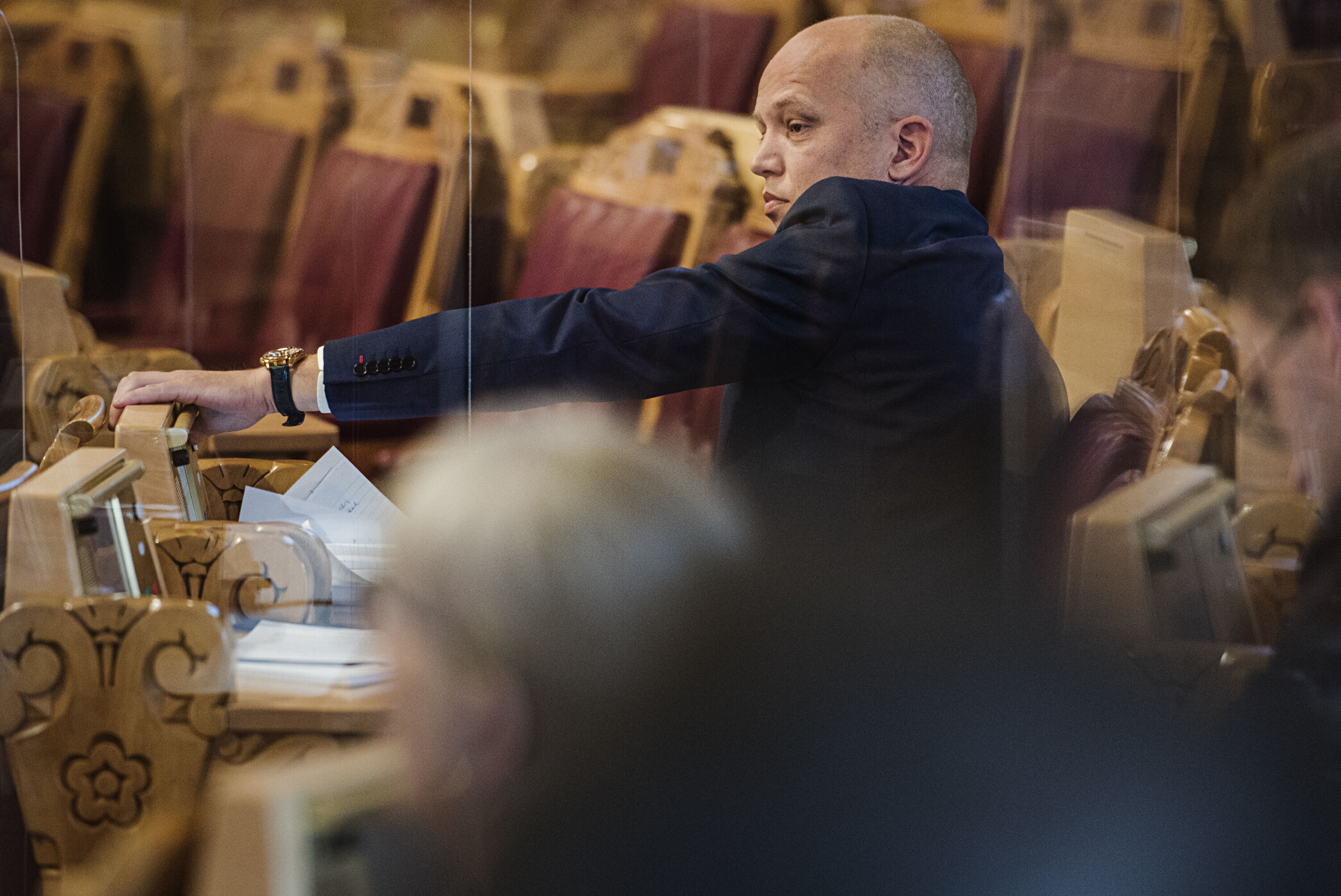 Vedum styrer landet fra gjemme-kontor