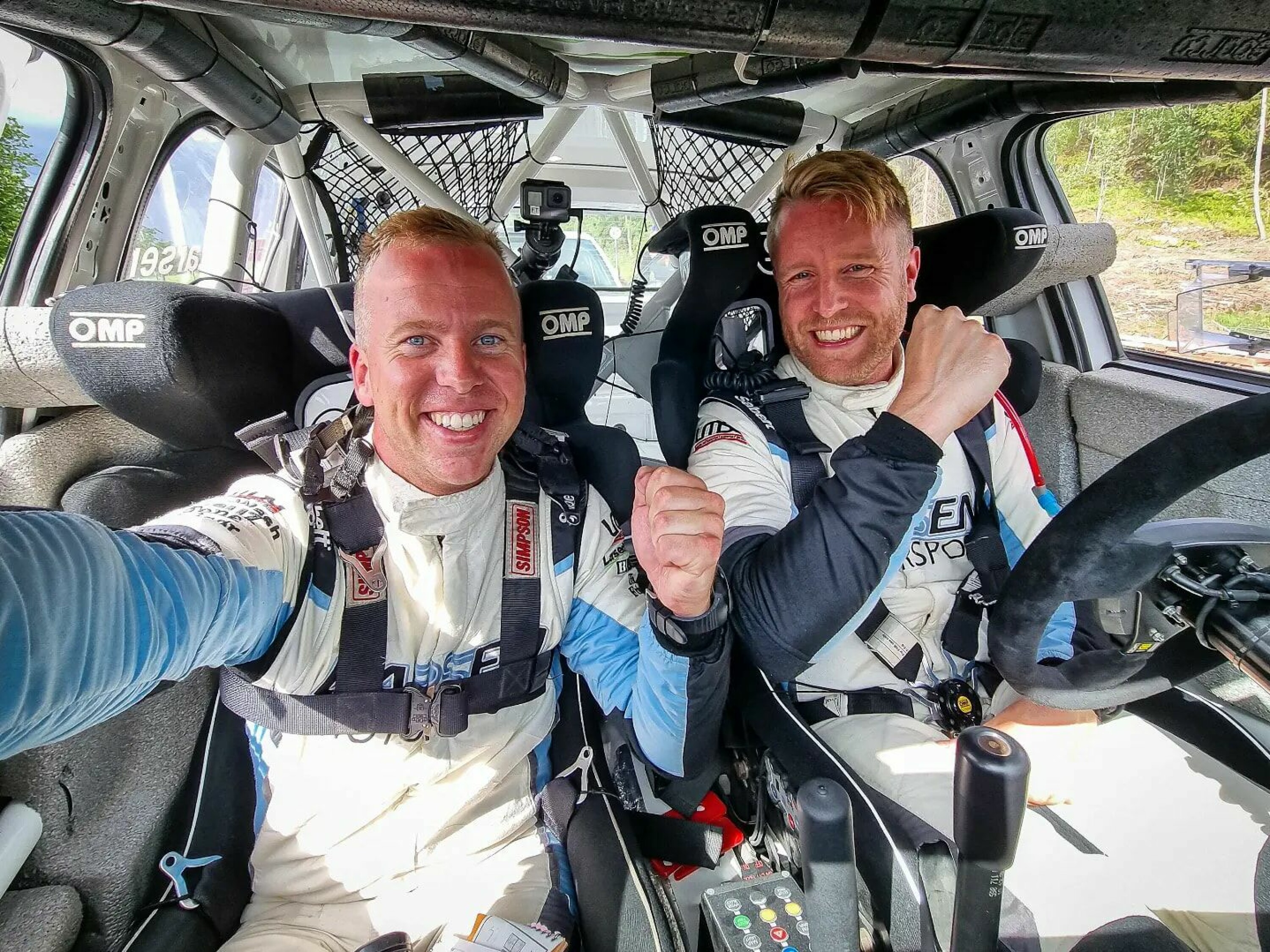 RASKEST: Frank Tore Larsen (t.h.) og kartleser Torstein Eriksen kjørte fra alt og alle i strålende sommervær på Aurskog Høland Rally.