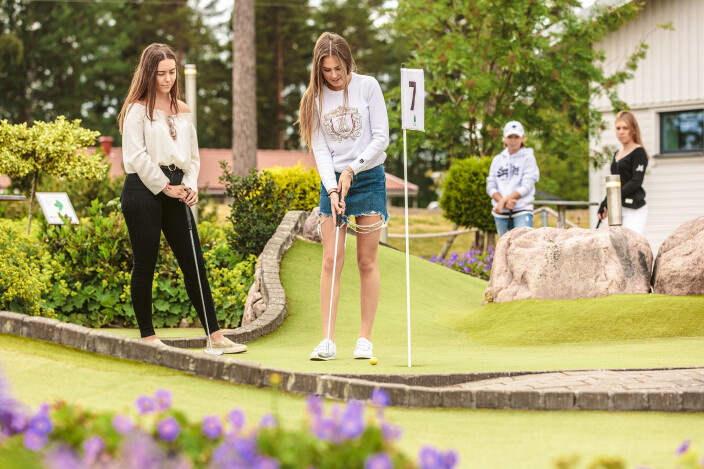 <span class=" italic" data-lab-italic_desktop="italic">Minigolf på KronoCamping Lidköping.</span> <span class=" italic" data-lab-italic_desktop="italic">Minigolf på KronoCamping Lidköping.</span>