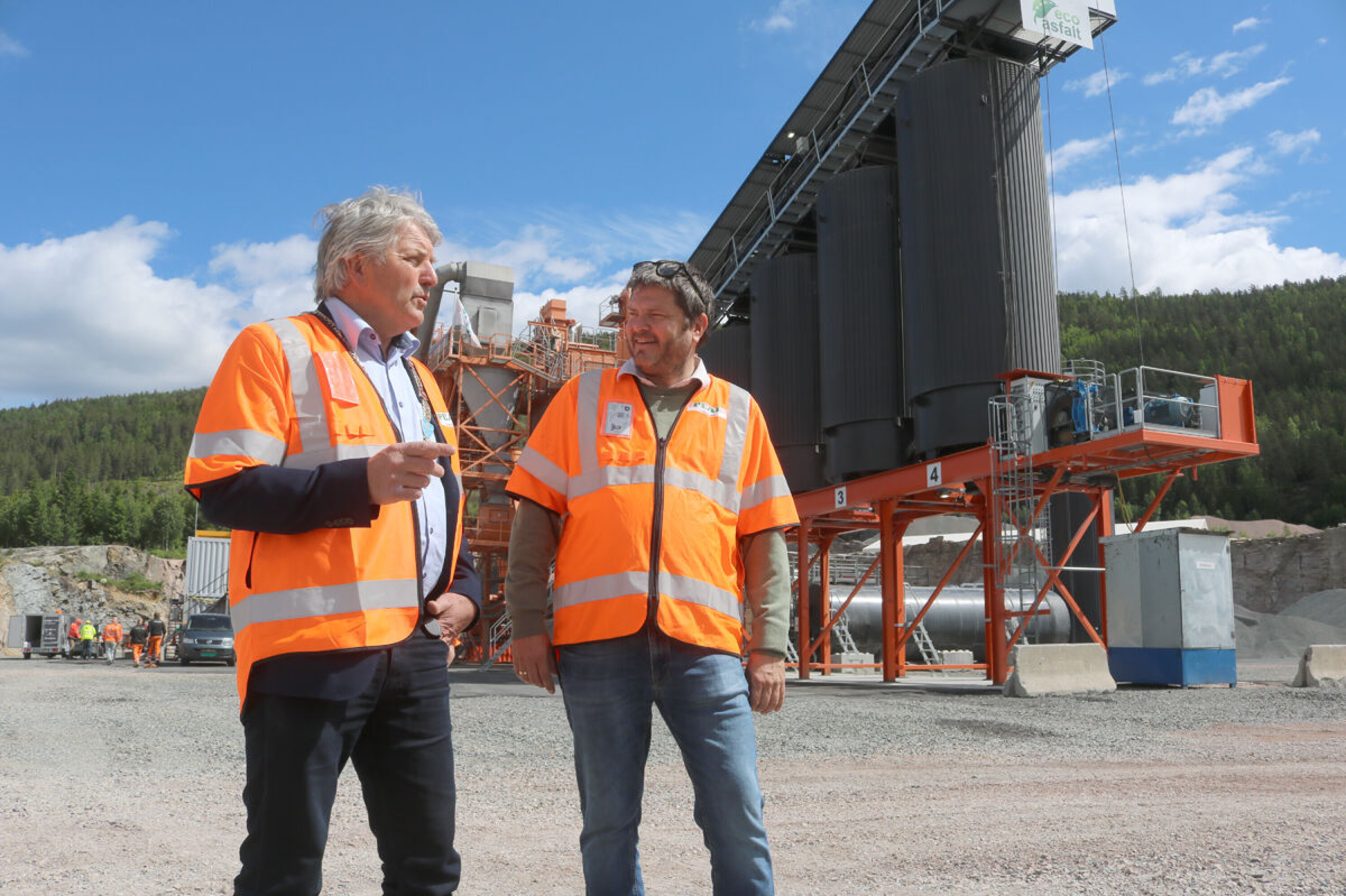 Ordfører Knut Kvale (t.v.) hilste miljøtiltaket velkommen og sa at stadig flere vil stille strengere krav til miljøvennlig produksjon. Her med regionsjef Jan Asle Skaane på den offisielle åpningen mandag.