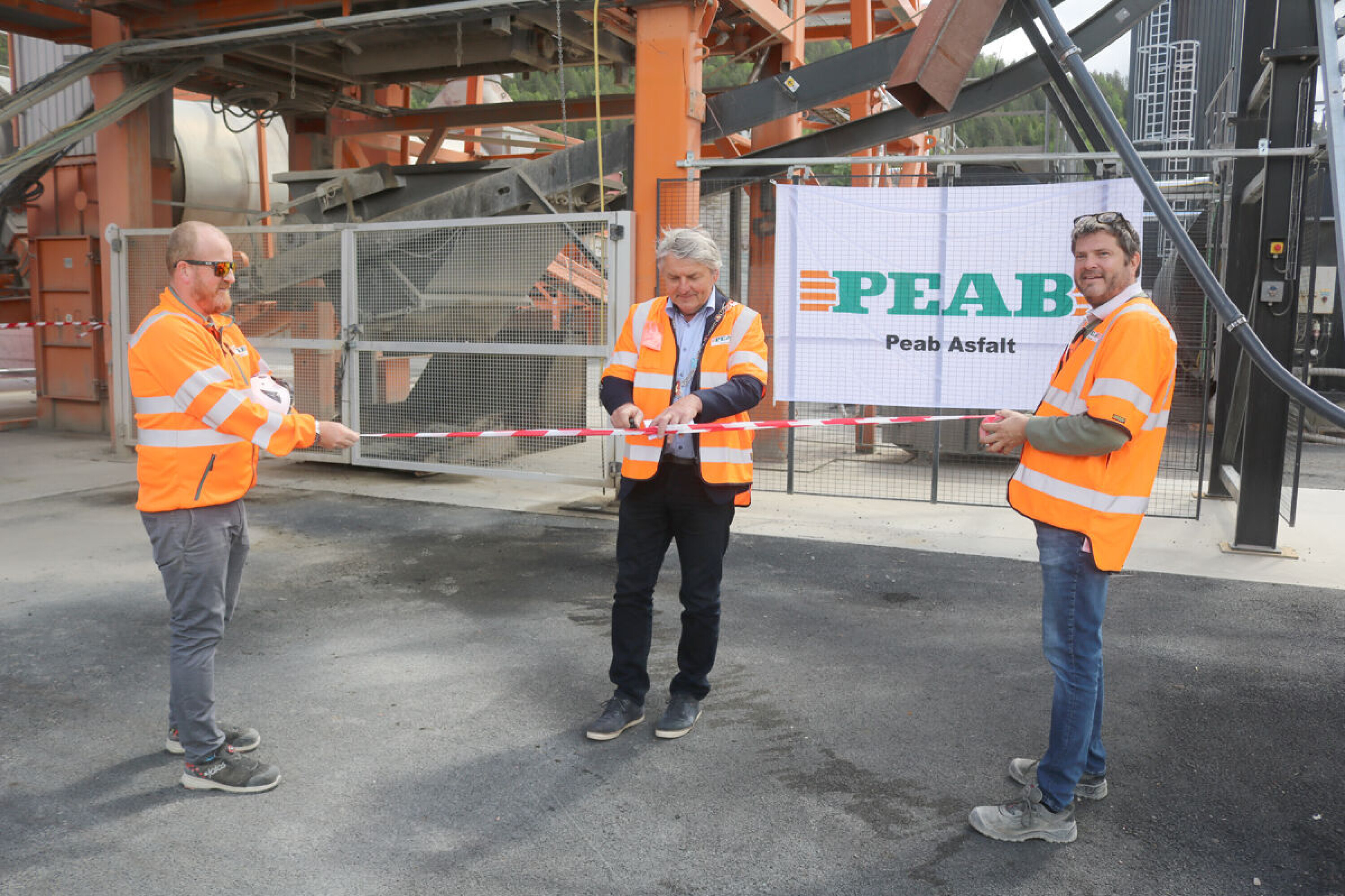 Ordfører Knut Kvale klipper her båndet og erklærer det nye anlegget i Renningsåsen for åpnet.