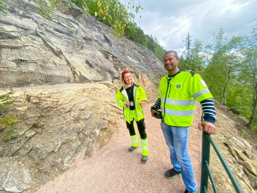 Paulina Sowa. overlandskapsarkitekt i Drammen kommune og Nicholas Barth, byggeleder i Drammen kommune, foran et av de rassikrede områdene langs Thurmannsvei. Paulina Sowa. overlandskapsarkitekt i Drammen kommune og Nicholas Barth, byggeleder i Drammen kommune, foran et av de rassikrede områdene langs Thurmannsvei.