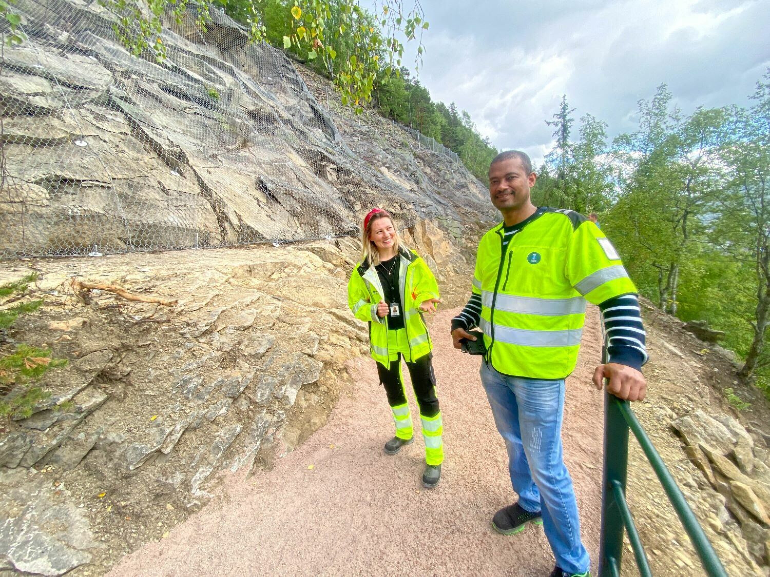 Paulina Sowa. overlandskapsarkitekt i Drammen kommune og Nicholas Barth, byggeleder i Drammen kommune, foran et av de rassikrede områdene langs Thurmannsvei.