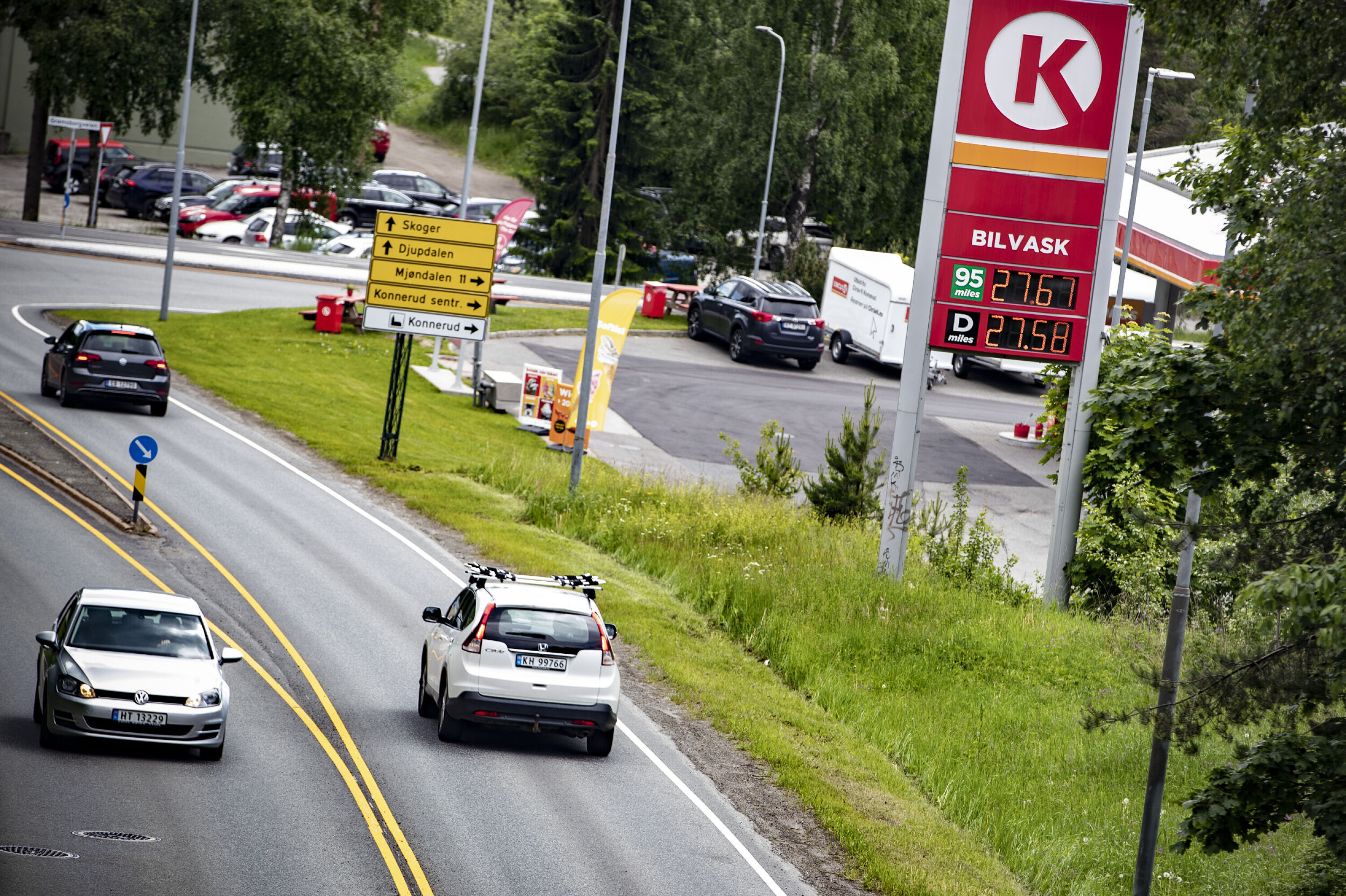 NOEN HØYERE? Ikke akkurat billig å tanke på Circle K på Konnerud torsdag. Å fylle en 70 liters tank med 95 oktan vil koste snaut 2.000 kroner.