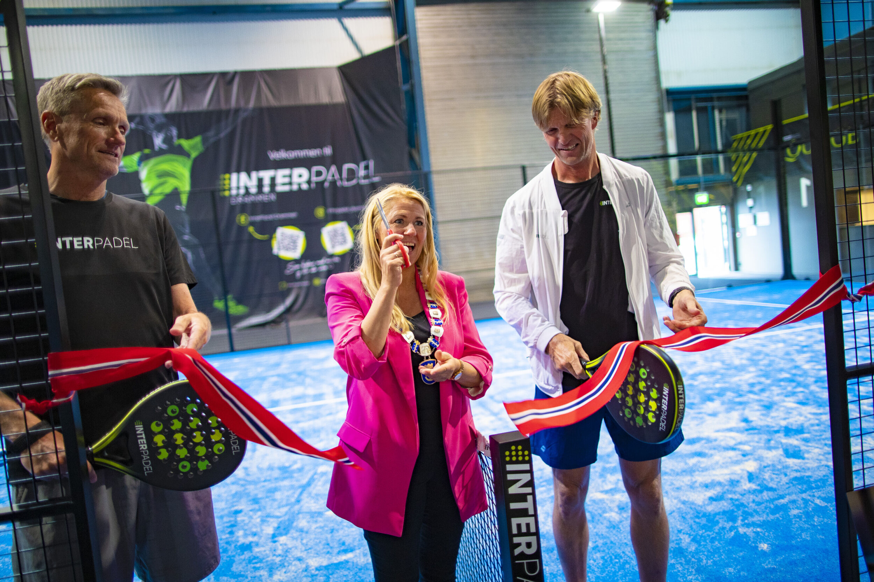 ØNSKET LYKKE TIL: Ordfører Monica Myrvold-Berg klippet snora for Interpadel på Tangen, i det som tidligere var en del av skipsverftet på «Slipen». Tidligere verdensmestre i sandvolleyball, f.v. Jan Kvalheim og Bjørn Maaseide, har startet opp selskapet sammen med sykkelprofil Thor Hushovd.